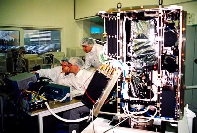 Tests bij Verhaert met de kleine satelliet Proba 1, nu al vijf jaar met succes actief in een baan om de aarde