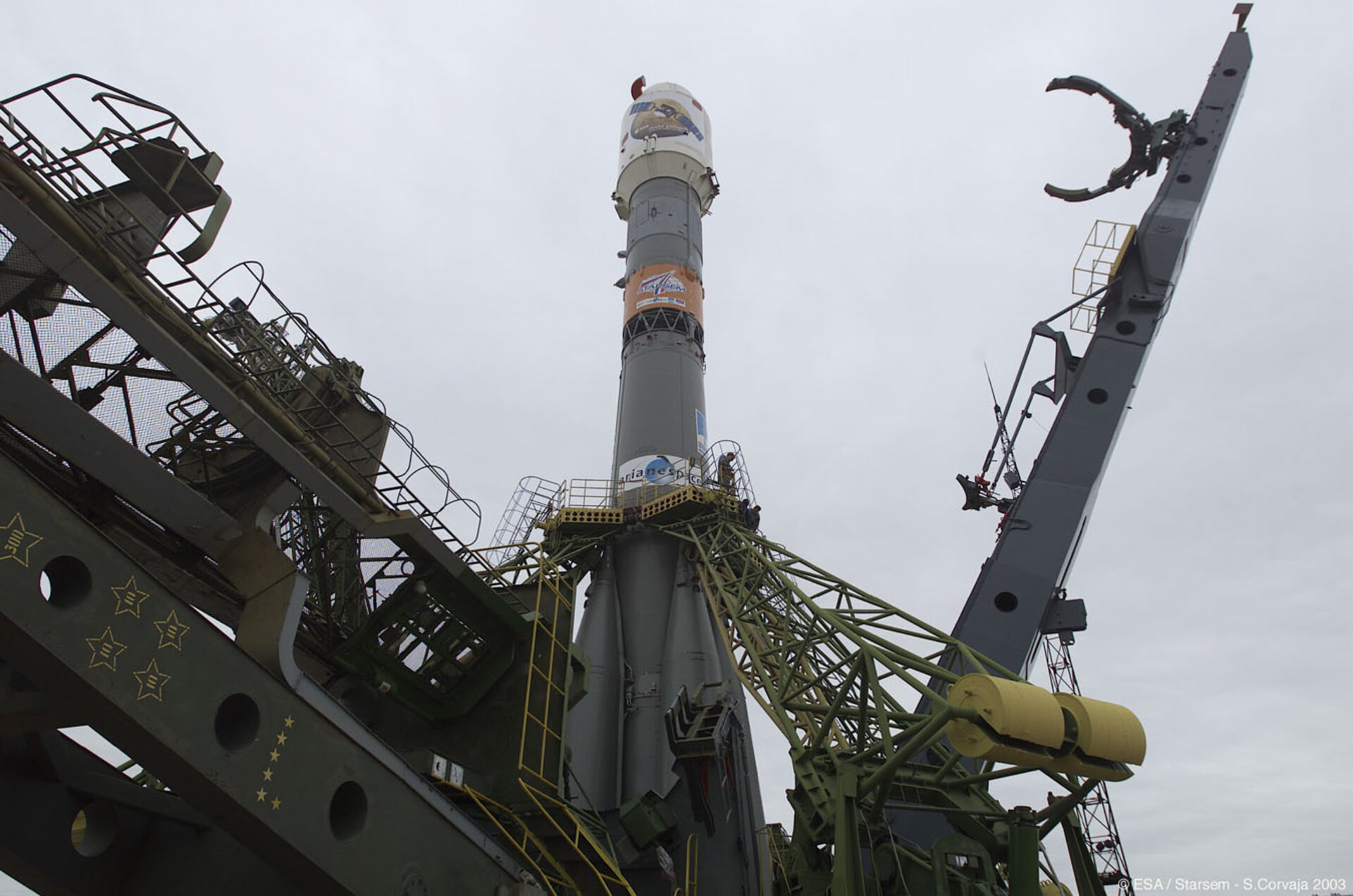 The erectors pulls back from the Soyuz FG-Fregat vehicle