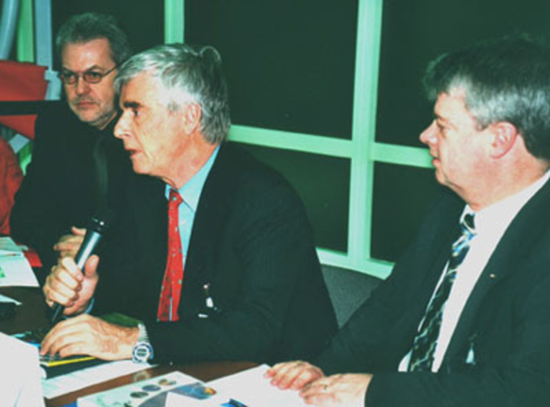 Ulf Merbold (Mitte)  und Dieter Isakeit (rechts) von der ESA erläutern das Engagement der Europäischen Agentur