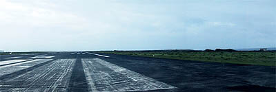 Vista da pista de aterragem do aeroporto de Santa Maria
