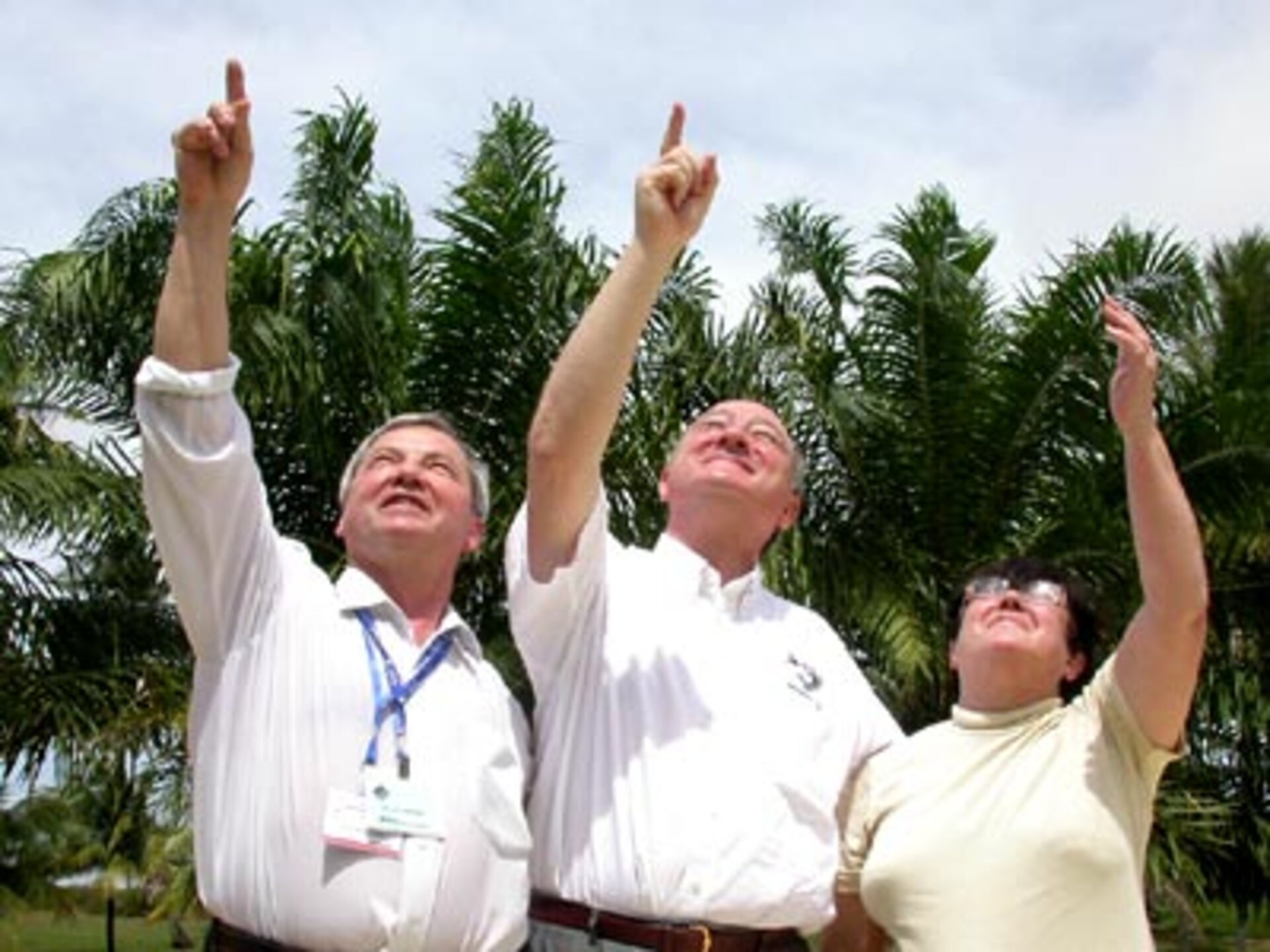 Astronomer Klim Churyumov, ESA Director General Jean-Jacques Dordain and astronomer Svetlana Gerasimenko