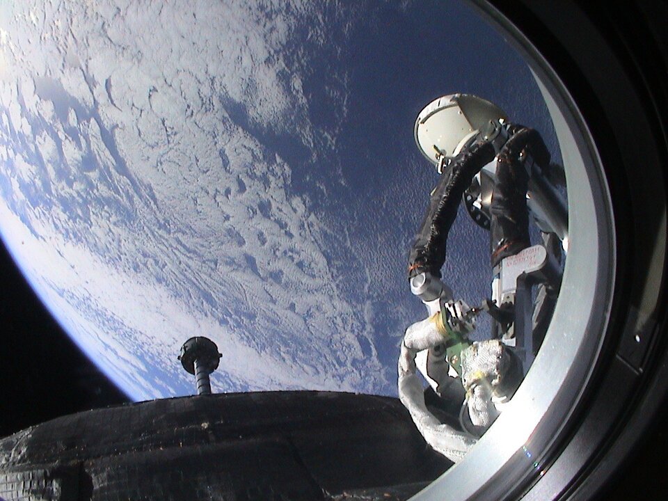 De aarde gezien vanuit het raam van de Sojoez-capsule