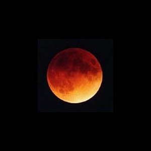 Als de maan volledig verduisterd is, straalt zij met een oranje-rode gloed