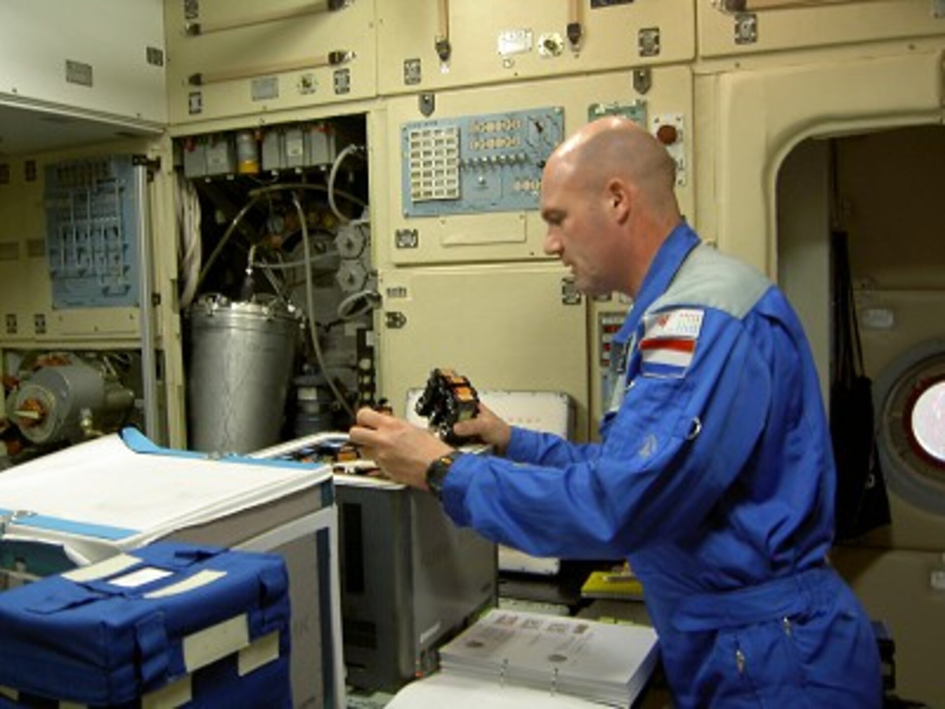 André Kuipers à l'entraînement sur un incubateur Kubik.