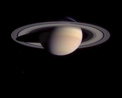 De mooie planeet met de ringen, gefotografeerd door Cassini vanaf 56 miljoen kilometer afstand, drie maanden voor de sonde in een baan rond Saturnus kwam