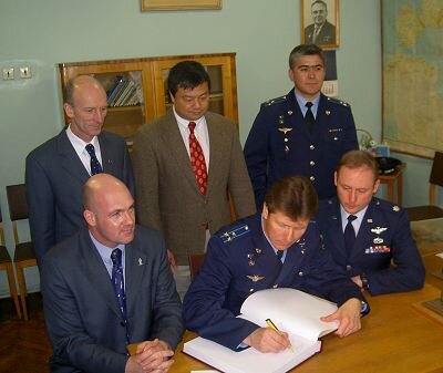 De bemanning en de reserve bemanning tekenen het gastenboek in de Gagarinkamer