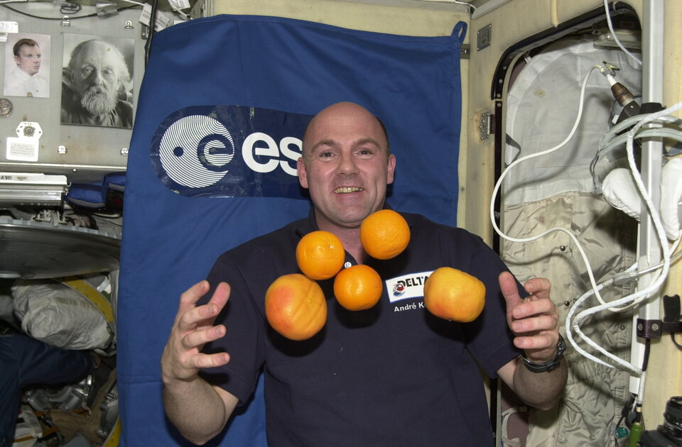 In his free time Kuipers experienced the fun side of being in weightlessness