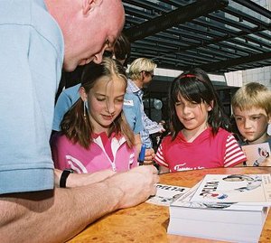 André Kuipers hands out autographs to young space fans