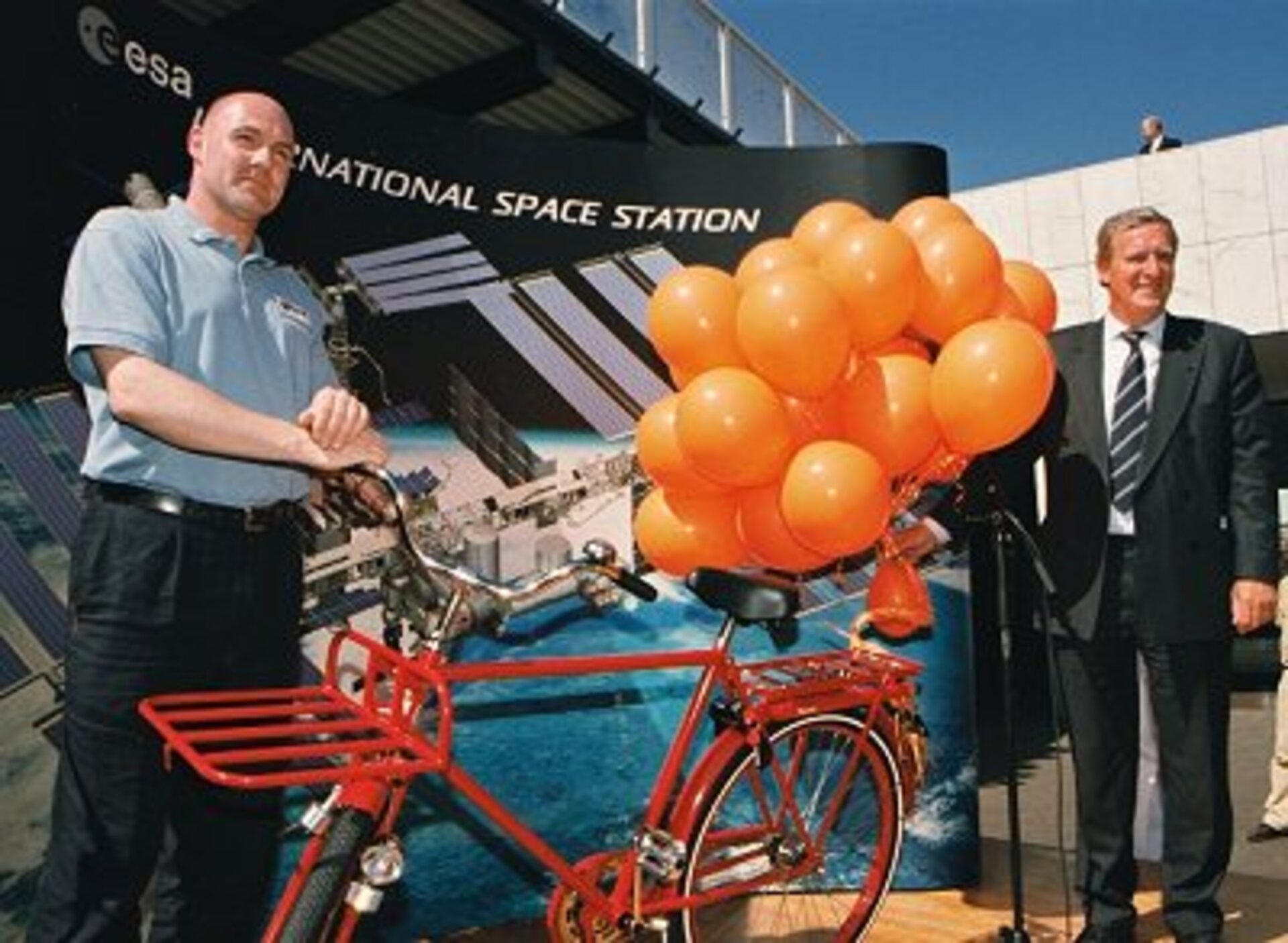 Kuipers is presented with a bicycle by NISO Director Ben Spee