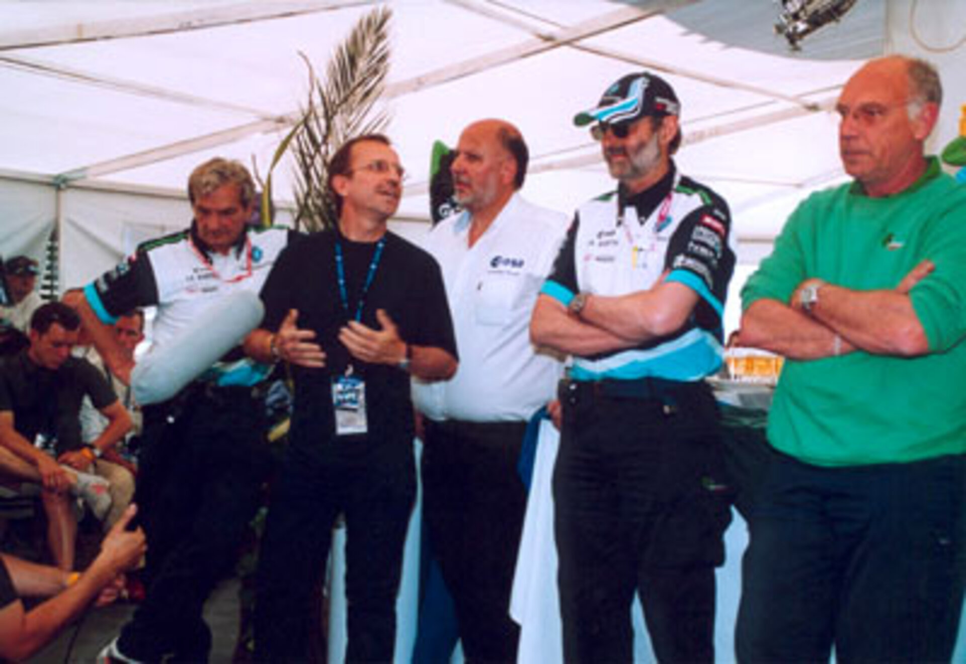 Henri Pescarolo avec ses chefs ingénieurs et ses sponsors.