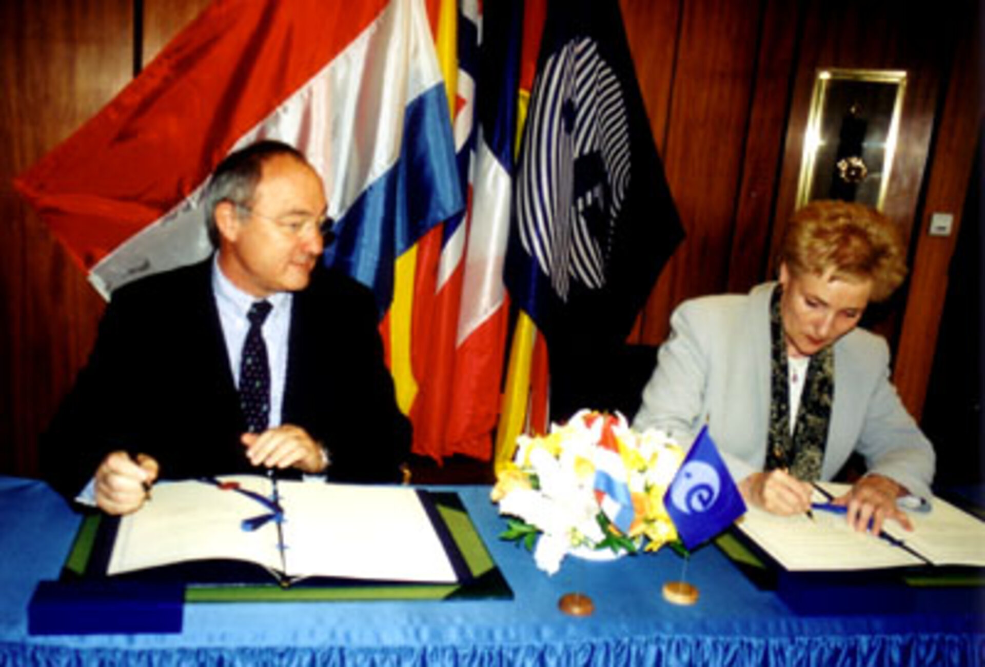 Le 6 mai, signature de l'acte d'adhésion du Grand-Duché à la Convention de l'ESA
