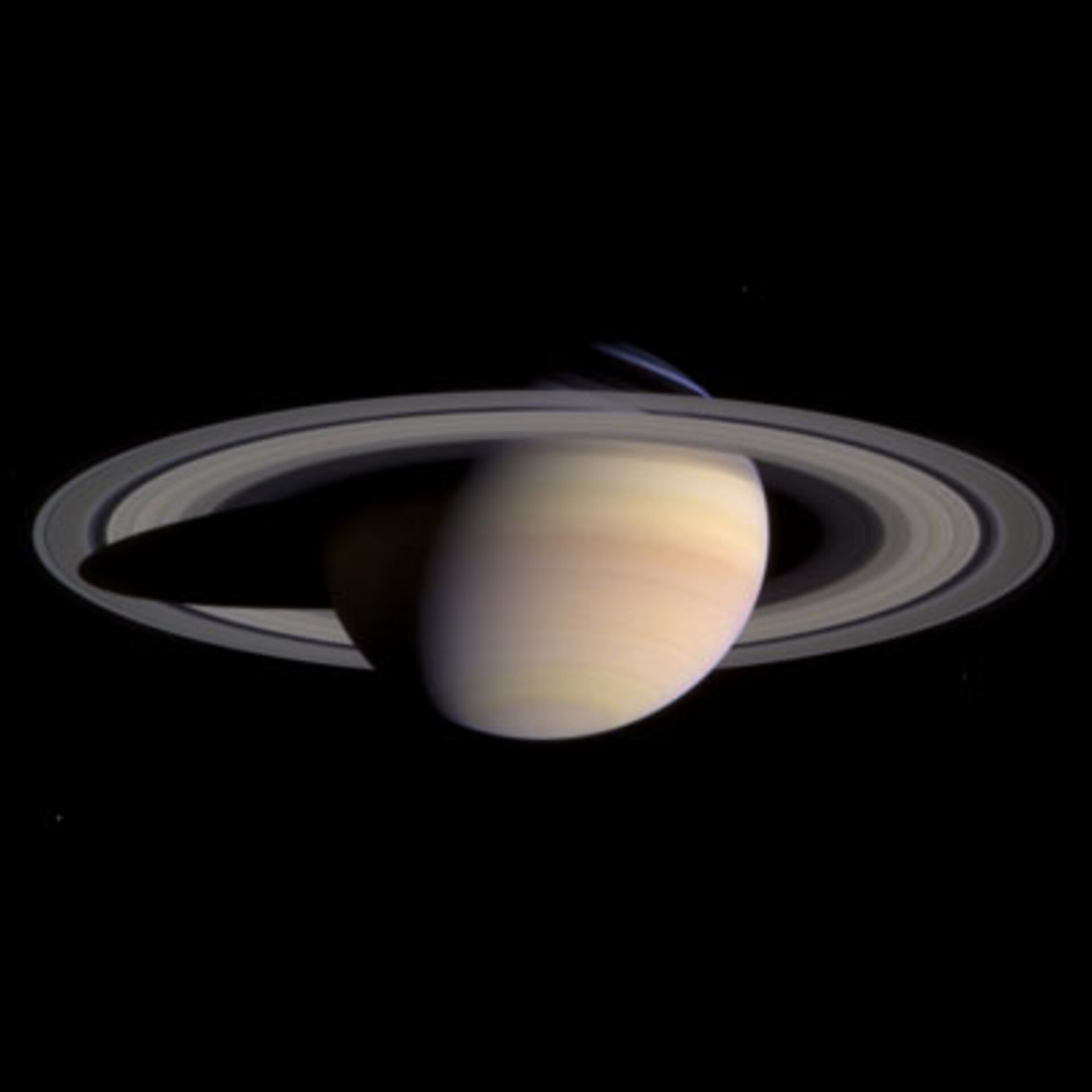 Cassini tekee Saturnukseen saapumisensa aikana erittäin tarkkoja havaintoja planeetasta ja sen renkaista