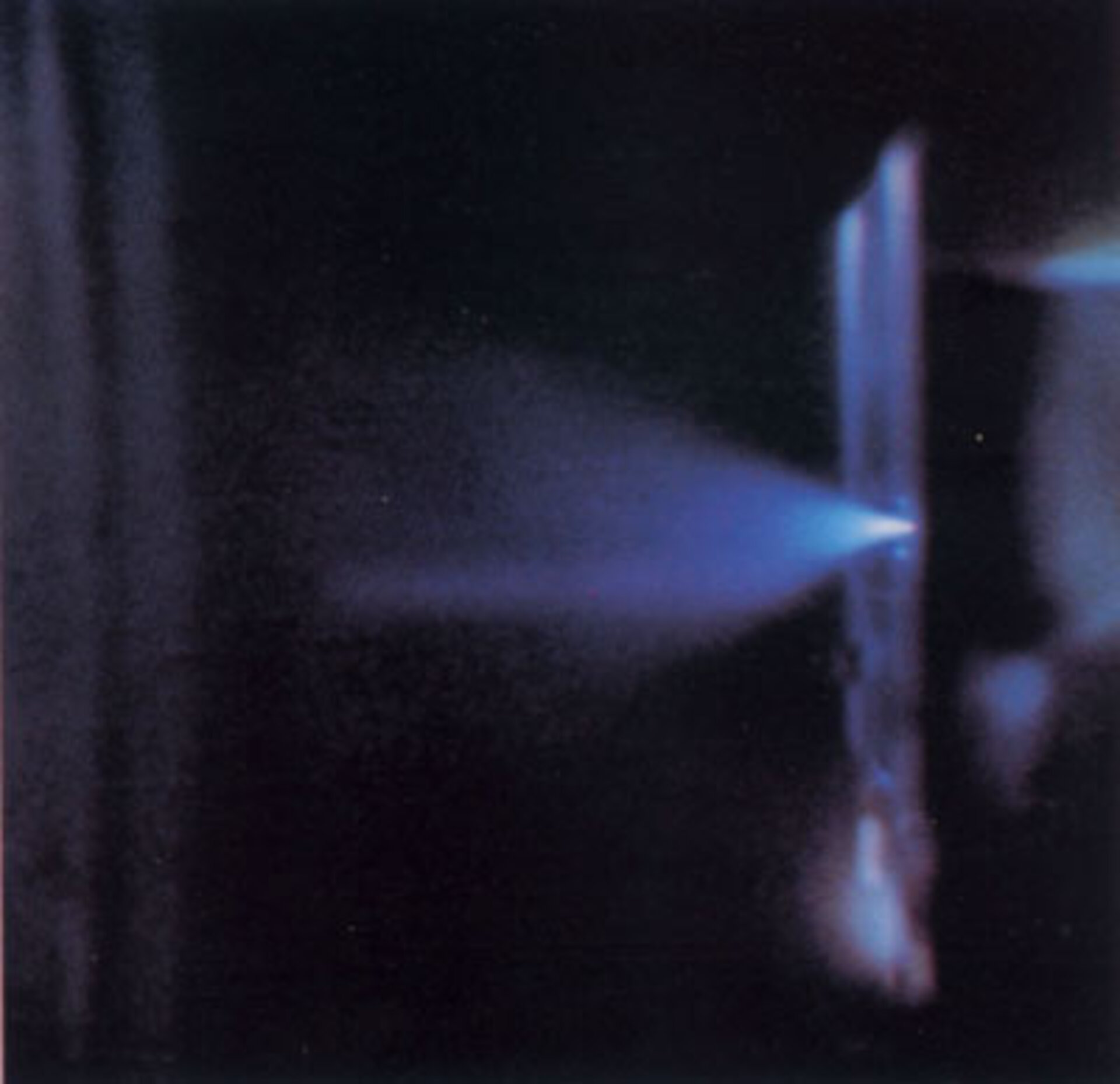 Ion-motoren udsender et svagt blåligt lys, når den arbejder.
