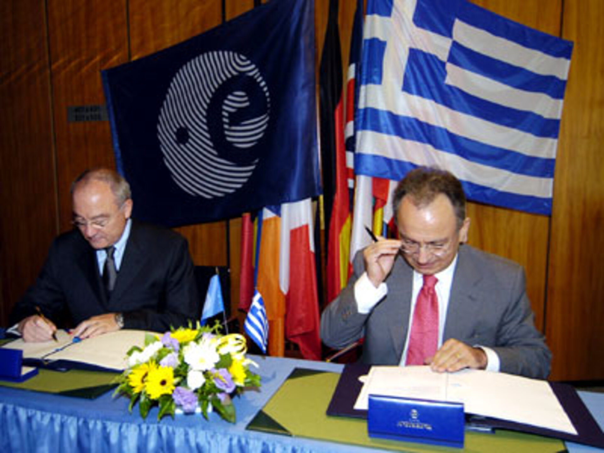 Firma dell'accordo della Grecia per la accessione alla convenzione dell'ESA