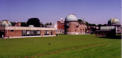 De telescopen van het observatorium en de apparatuur voor de waarneming van het weer