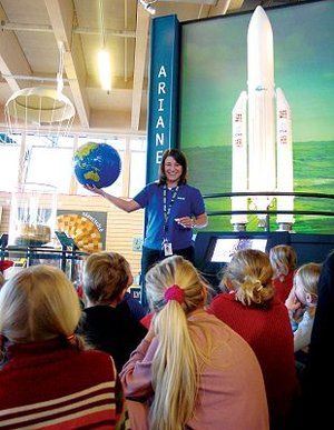 Pedagogen Annika Perlander visar rymdutställningen på Universeum i Göteborg