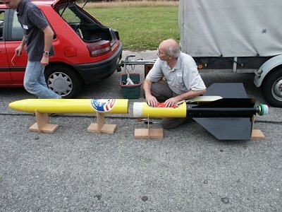 Préparatifs d’une fusée amateur au Rocket Camp, une activité de l'Euro Space Center