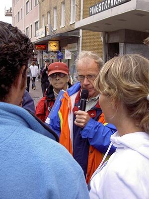 Teammedlemmar intervjuas av Luleåbor på Storgatan