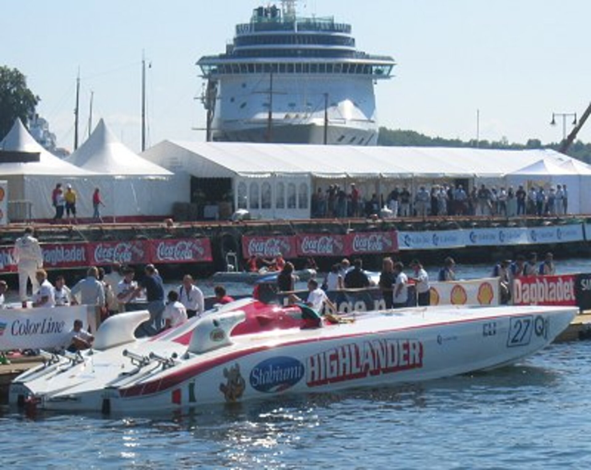 The power boats attracted a large crowd at Akke Brygge