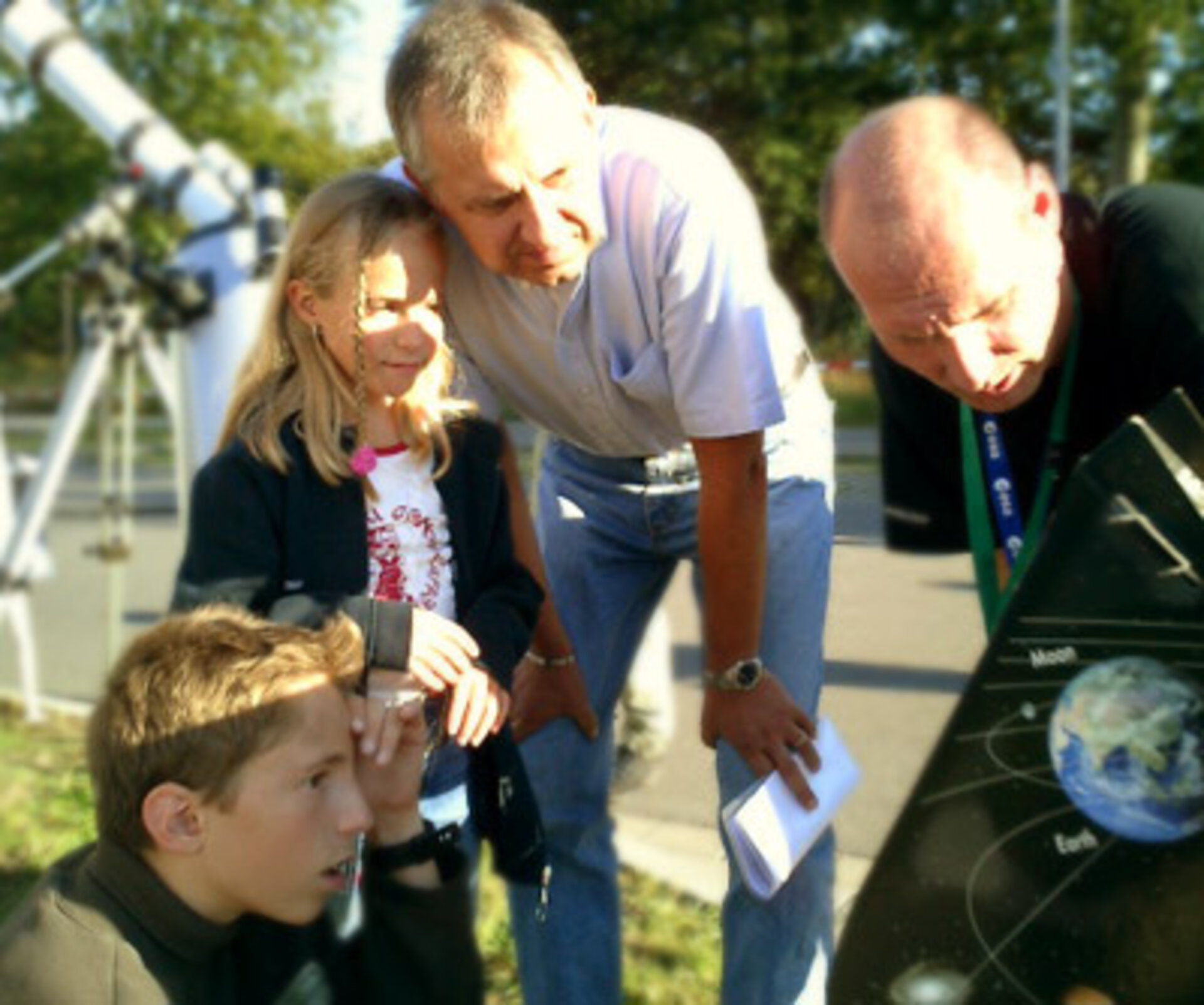 Amateur astronomer helps ESOC guests view the Sun