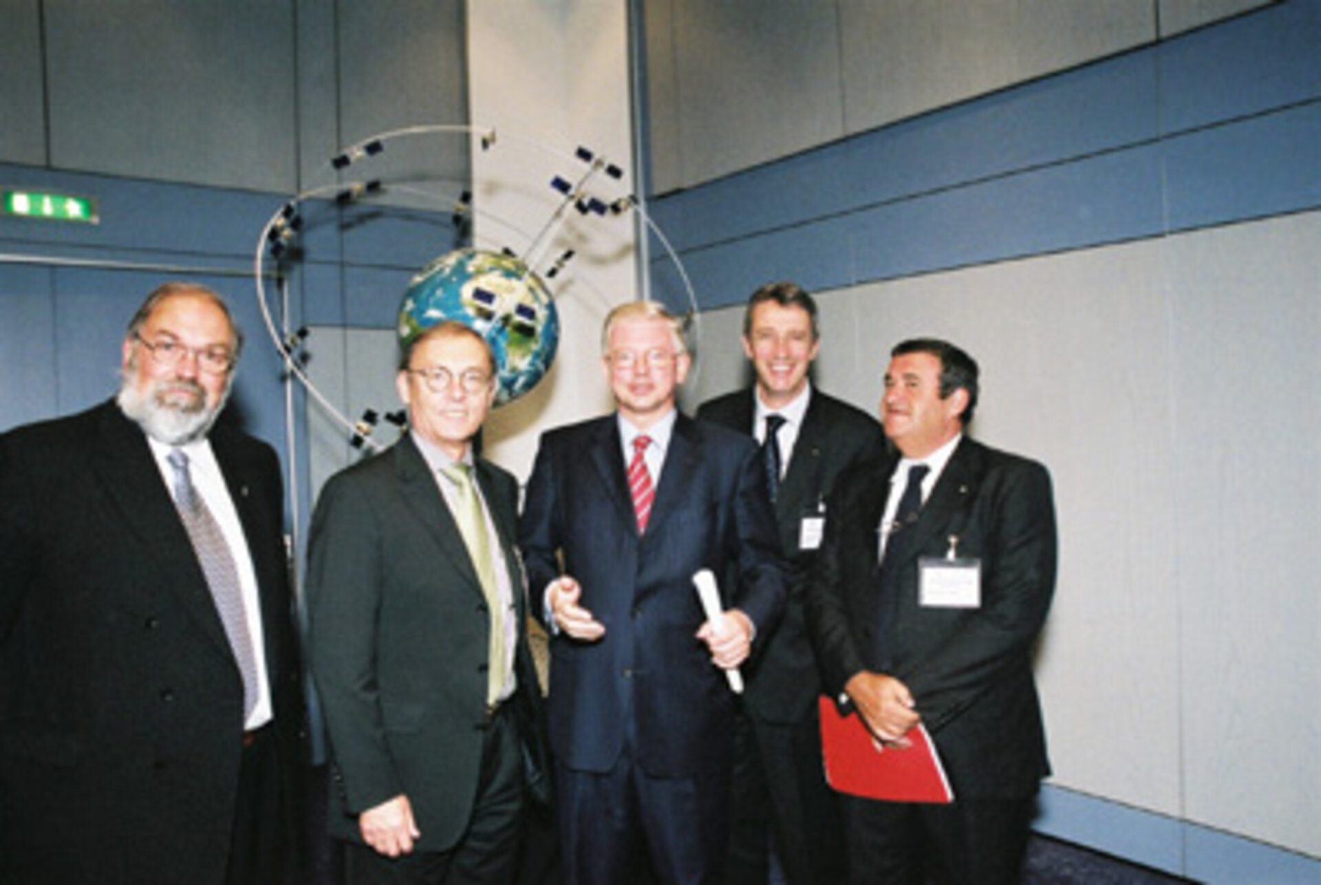 Prominente Politiker und führende Raumfahrtmanager im ESOC
