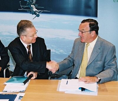 Dr Uwe Kremer of ISS Lab Ruhr GmbH and Mr Feustel-Buechl, ESA's Director of Human Spaceflight, sign the contract