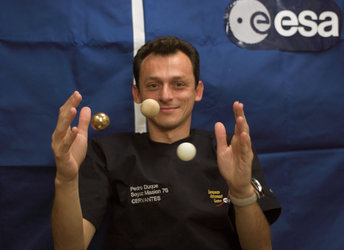 Pedro Duque presentando el Kit Educativo ISS
