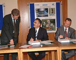 Signing of the GOCE High-Level Processing Facility Contract