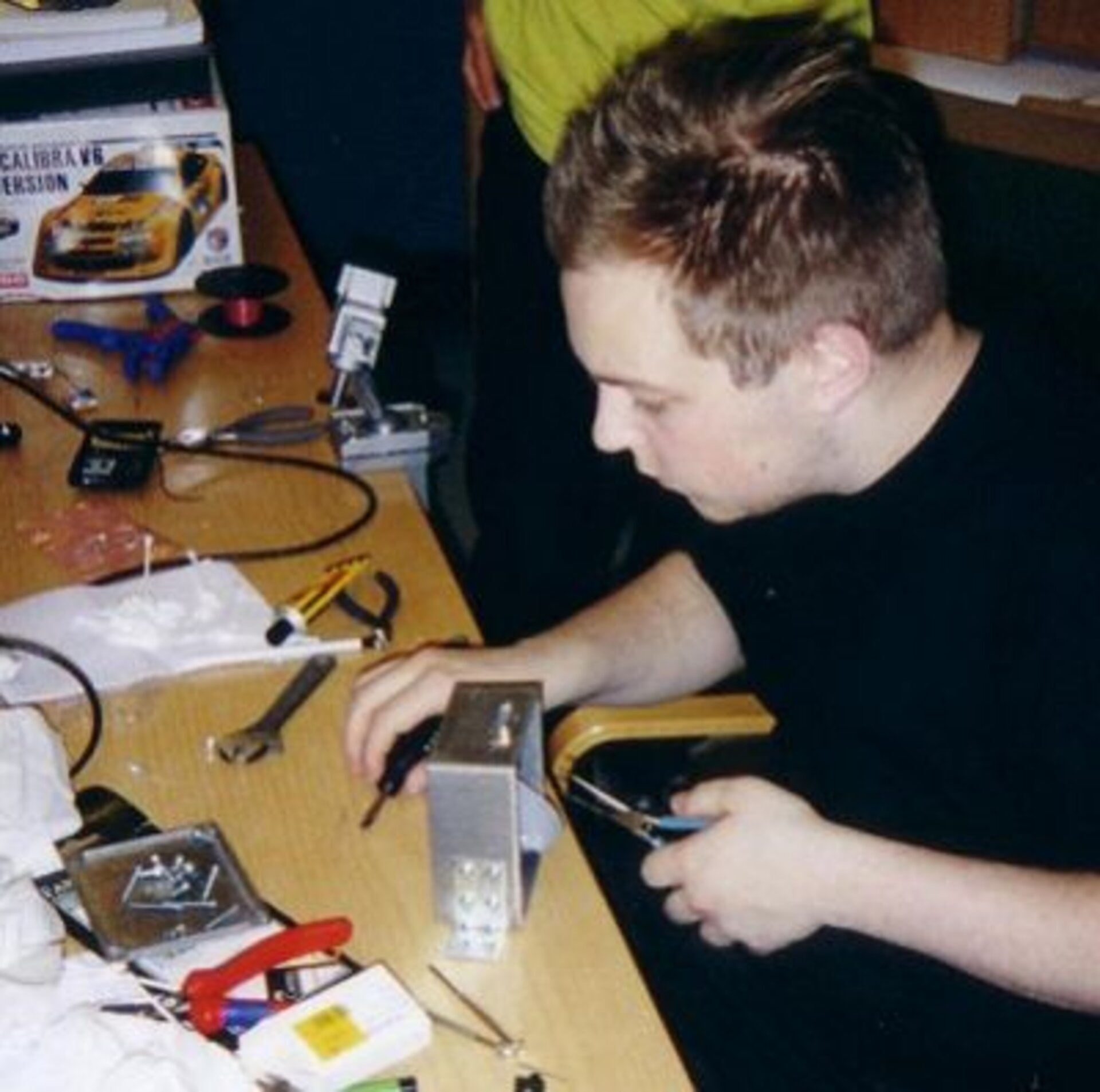 Studenten Oscar Larsson bygger ihop solkompassen
