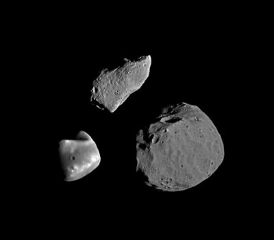 De Marsmaantjes Deimos (links), in vergelijking met de andere Marsmaan Phobos (rechts) en de planetoïde Gaspra (midden)