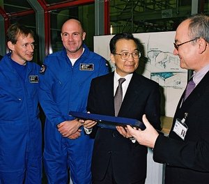 Prime Minister Wen receives a gift from ESA Director General Dordain