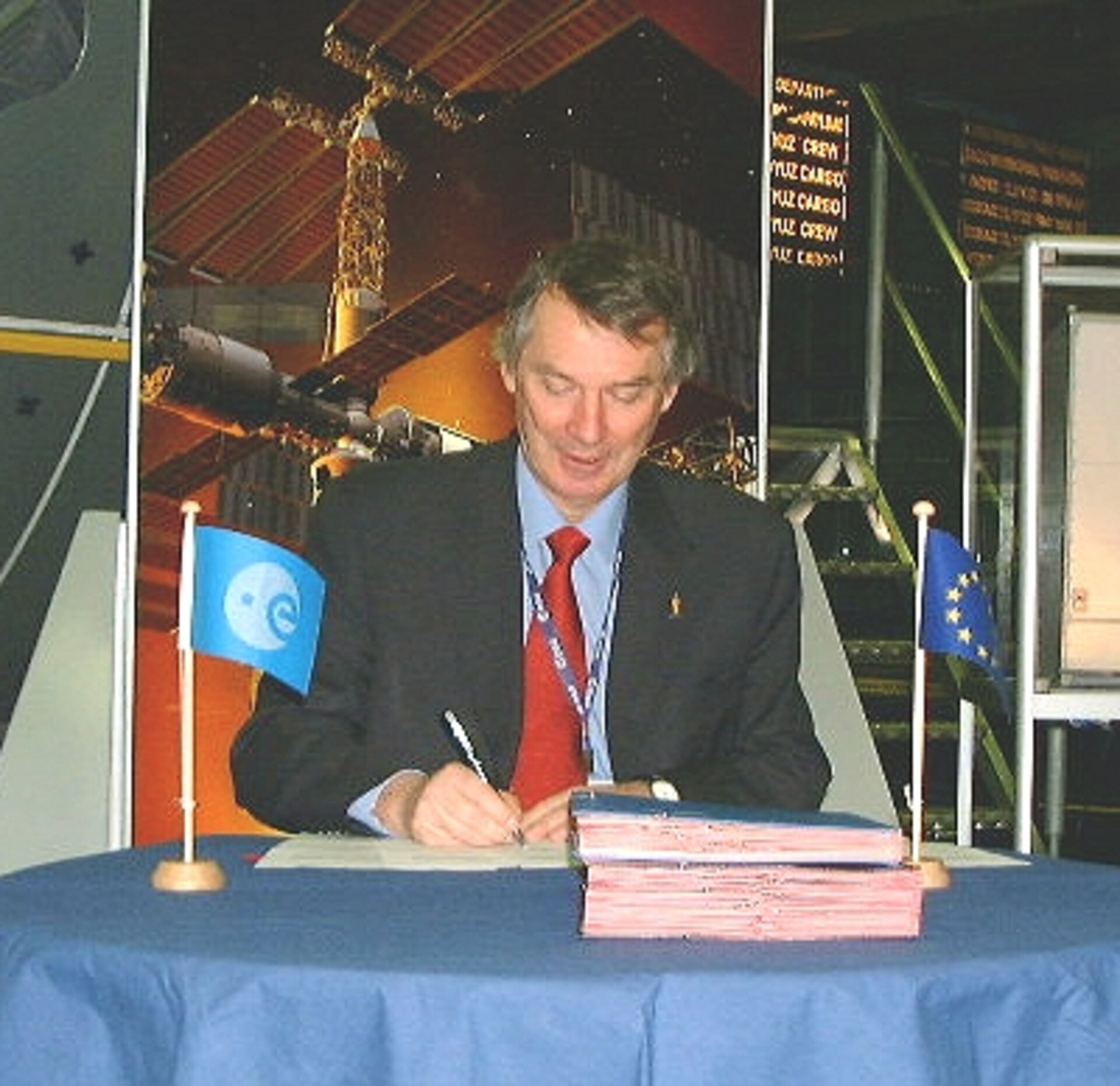 Daniel Sacotte signs the accession contracts