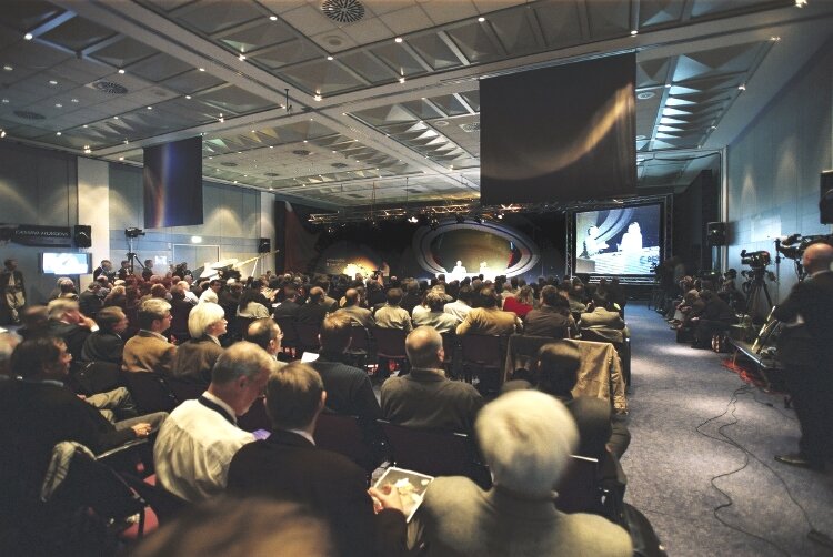 Guests, staff and 323 media members crowd into the press room