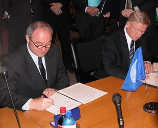 Jean-Jacque Dordain and Anatoly Perminov signing the Launchers Agreement
