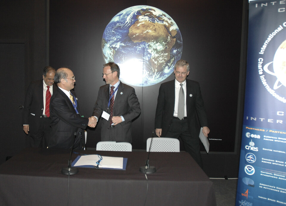Direttore esecutivo della JAXA , Mr Furuhama, e il Direttore dei Programmi di Osservazione della Terra dell'ESA, Volker Liebig