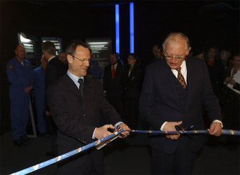 Liebig and Verheugen open the Earth and Space Expo