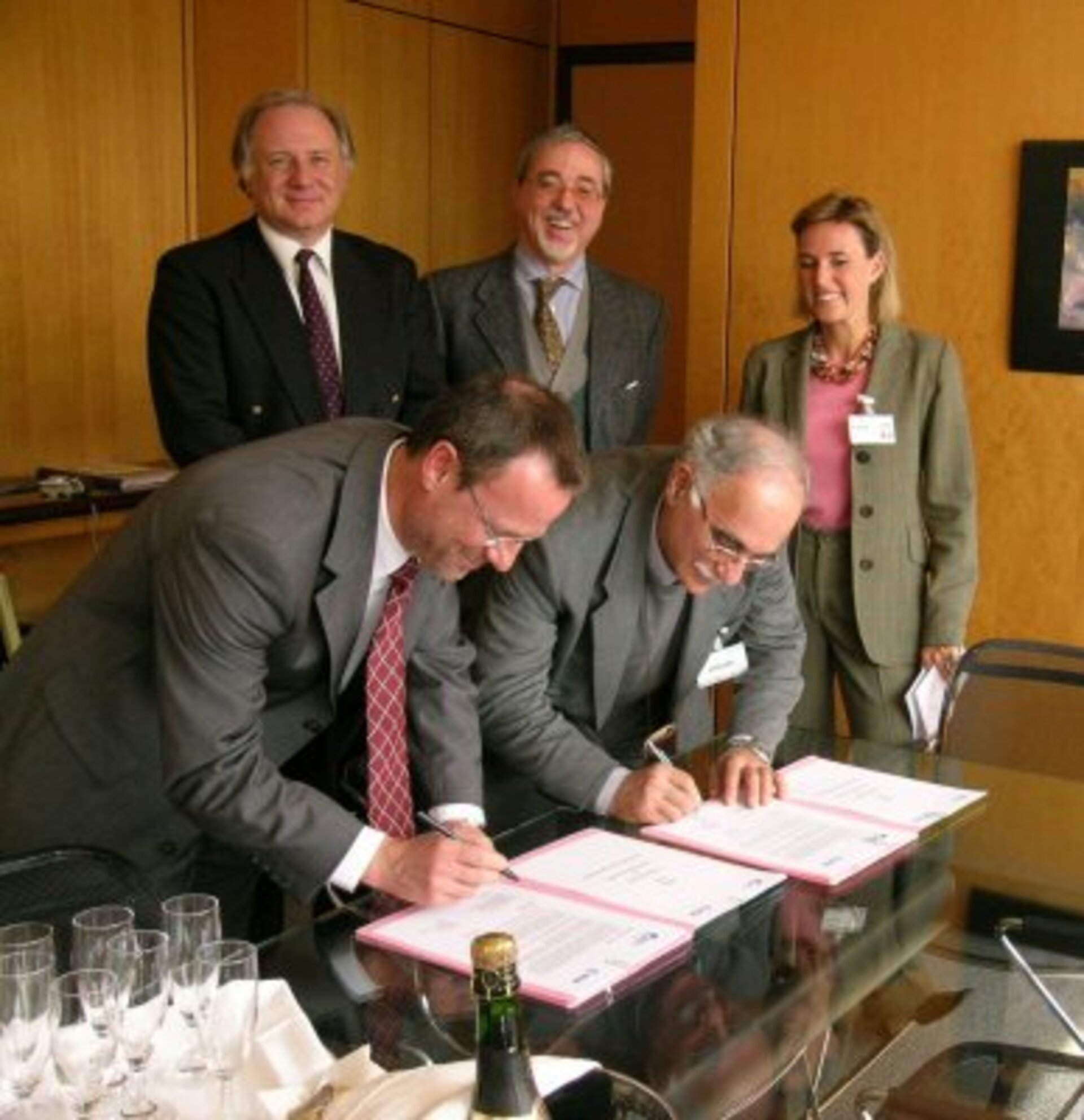 Il dott. Volker Liebig e il dott. Paolo Perfetti hanno firmato l'accordo