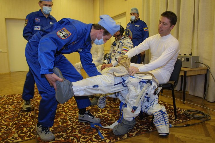 Roberto Vittori dons his Sokol pressure suit