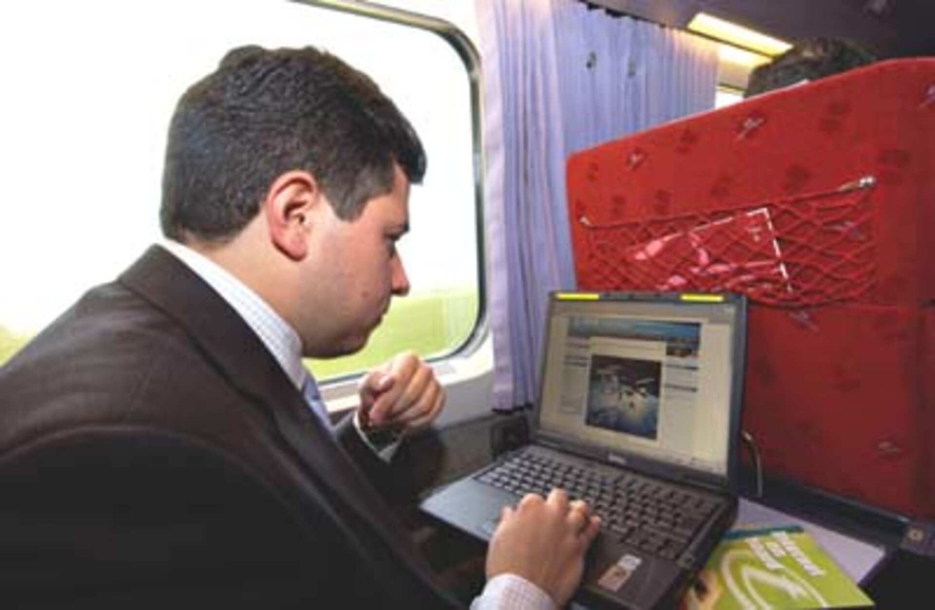 Internet via satellite on board trains