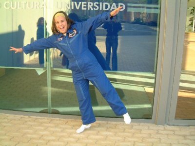 Niña vestida de astronauta