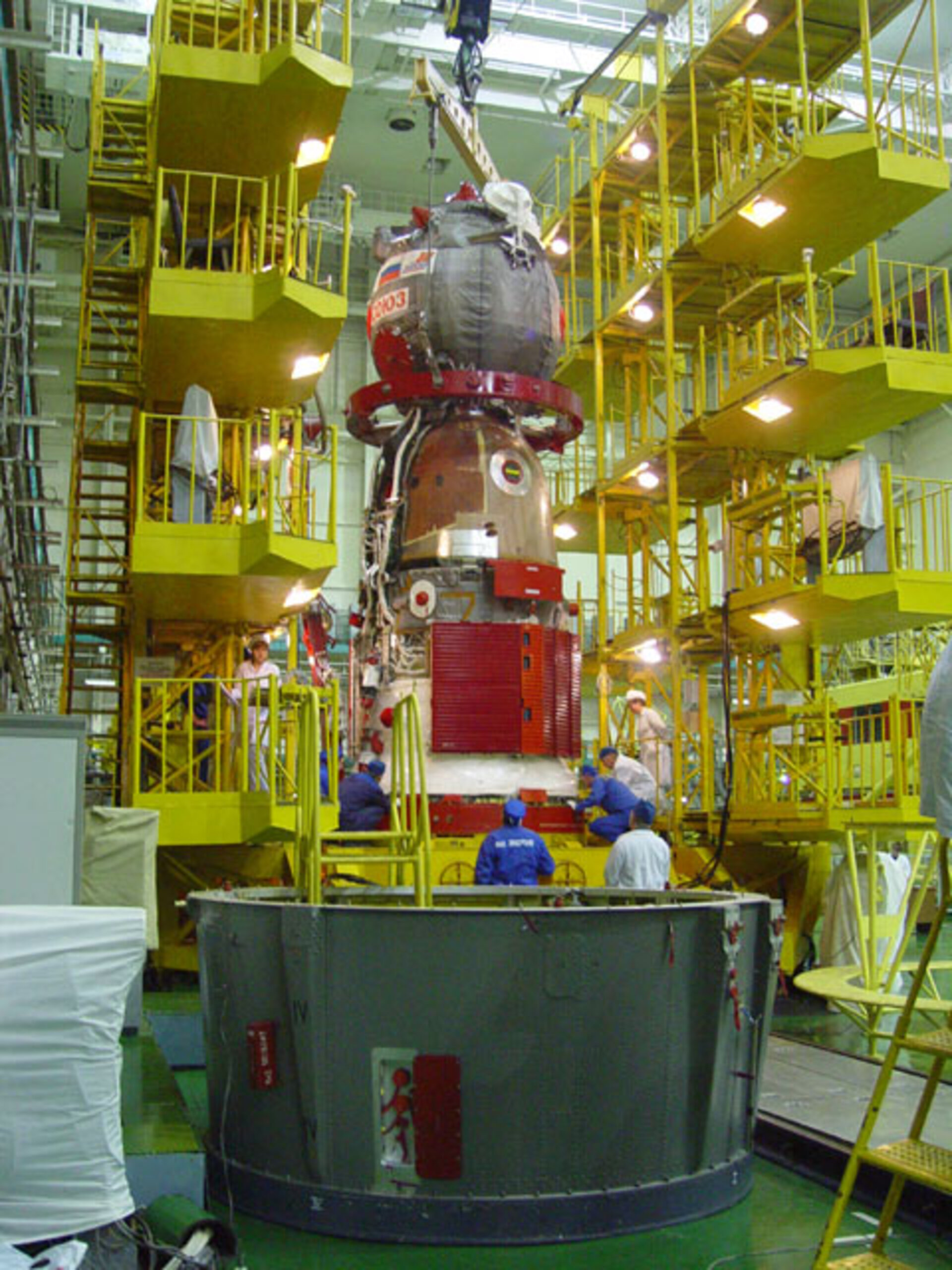 Preparation of the Soyuz TMA-6 spacecraft