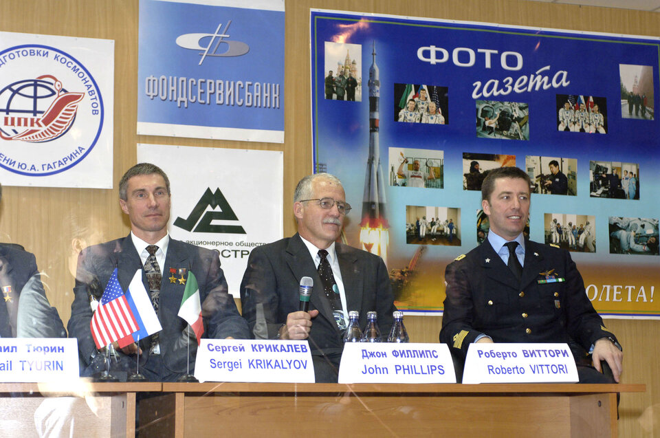 Primary crew of Soyuz TMA-6 during pre-launch press conference