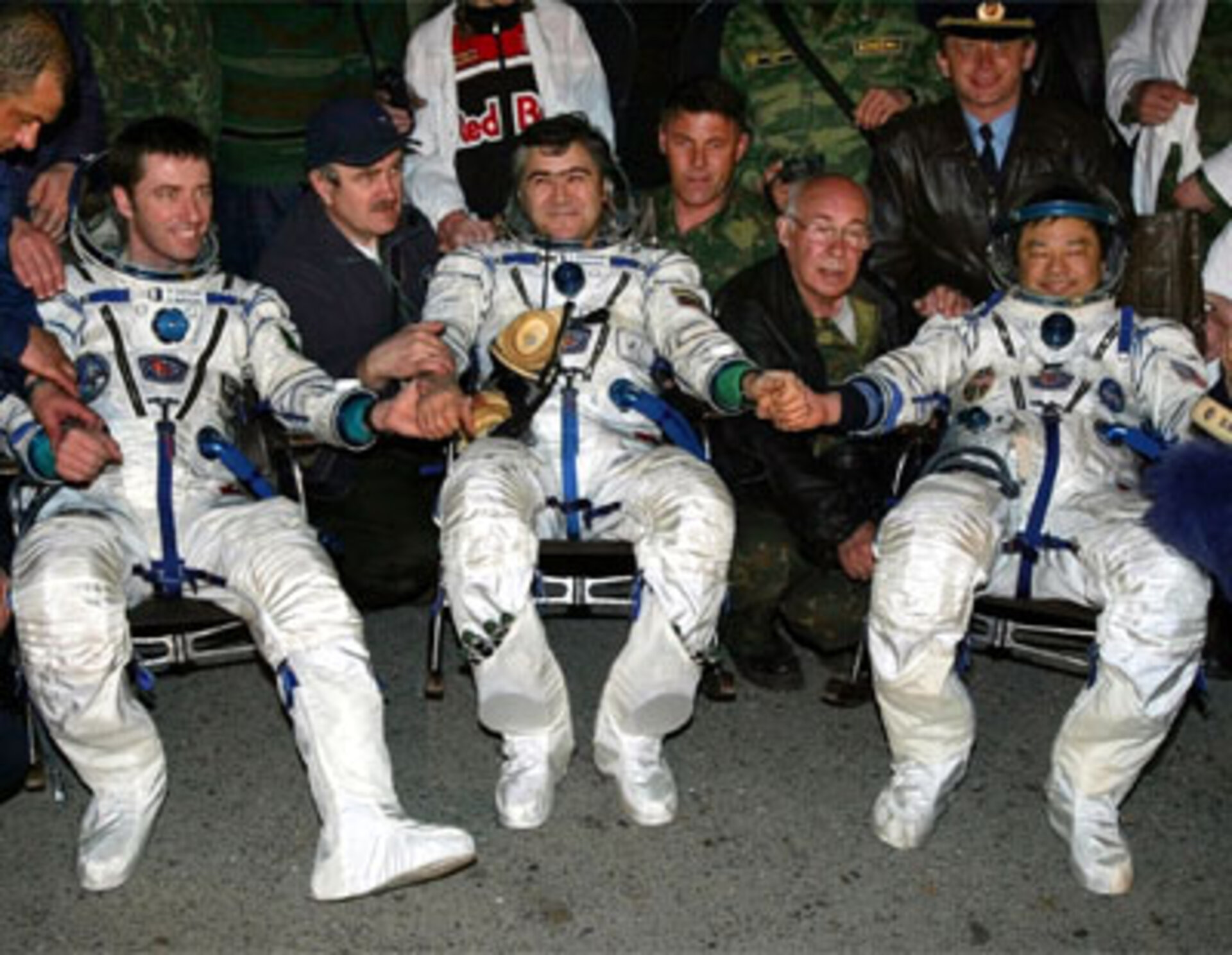 Roberto Vittori and the ISS Expedition 10 crew safely back on Earth