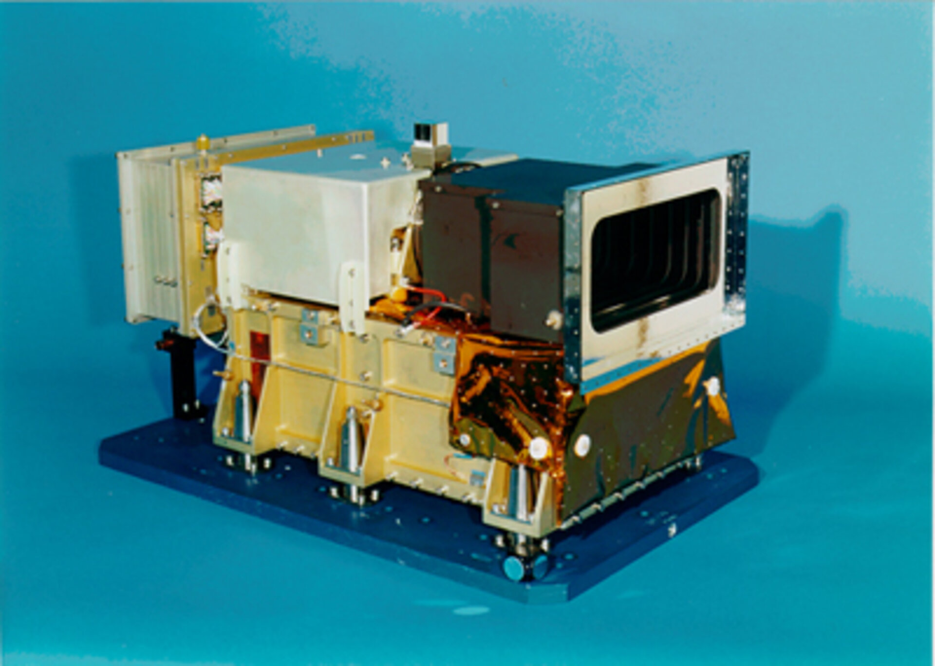 Die HRSC-Optik mit Kamerakopfelektronik (links)