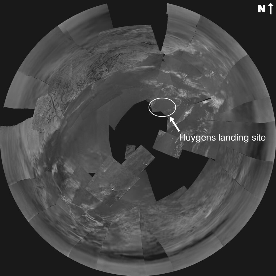 Stereografisch projectie van het oppervlak van Titan, gebaseerd op opnamen van Huygens tijdens de afdaling