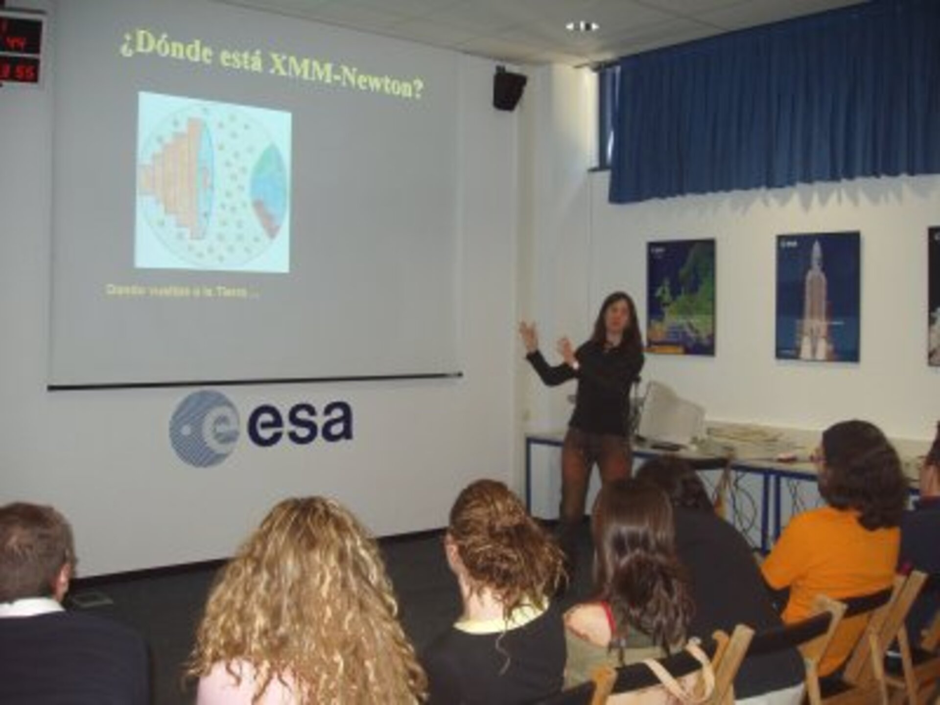 Un astrónomo de ESAC, explica a estudiantes universitarios los secretos de la misión XMM-Newton