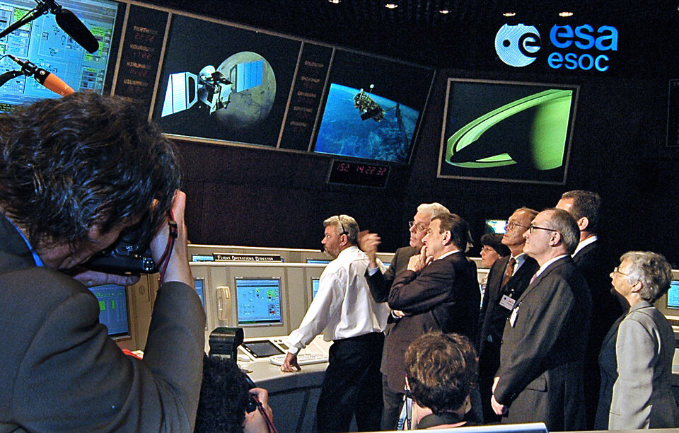 Gerhard Schröder im Hauptkontrollraum des ESOC
