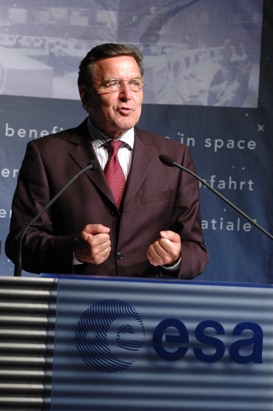 Chancellor Schröder addresses an ESOC audience
