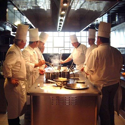 Chefs-cuisiniers occupés à créer la nourriture de l'espace