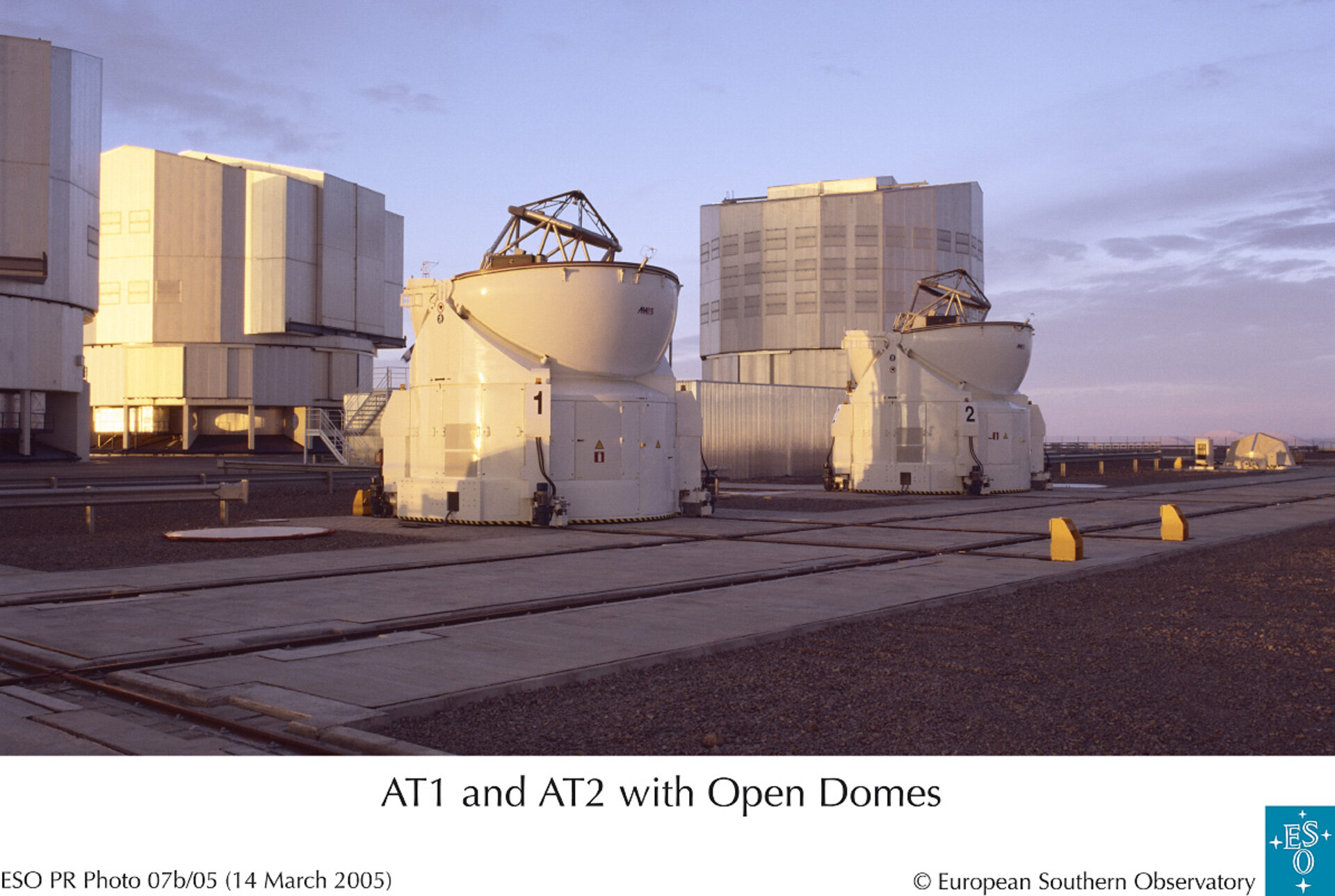 Depuis le 2 février, deux ensembles mobiles AT (Auxiliary Telescope) aux côtés des quatre télescopes principaux du VLT